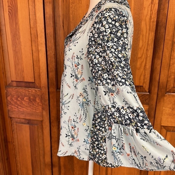 DR2 Floral Bell Sleeve Floral w/Ditsy Floral V-Neck Boho Blouse Small - Picture 4 of 12